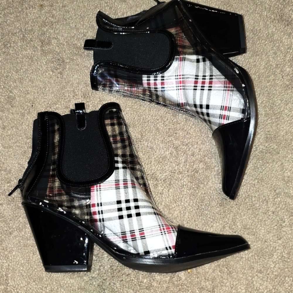 NWOT  Inspired Rain boots